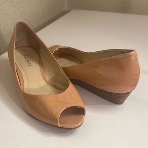 Peach Talbots Open Toe Patent Leather Wedge Heels Ladies 10 USED